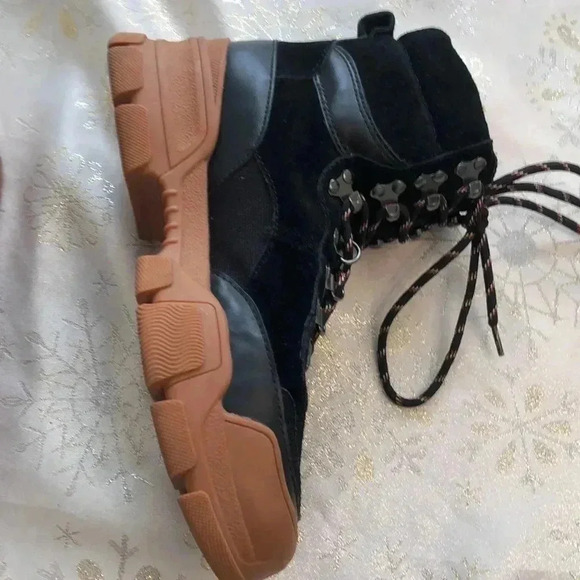 Villa Rouge Gem boots. Black calf skin suede and rubber sole - Picture 6 of 8